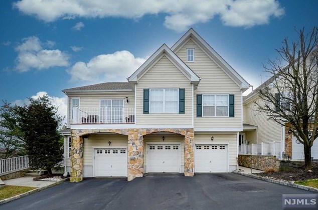 13 Mountainside Dr, Pompton Falls, NJ 07442-1766