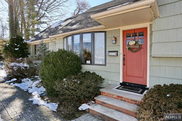51 Durante Rd, Waldwick, NJ 07463