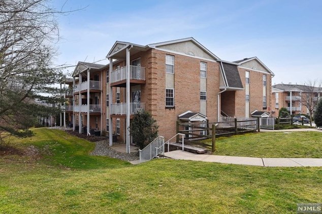 229 Vista Dr, Cedar Knolls, NJ 07927