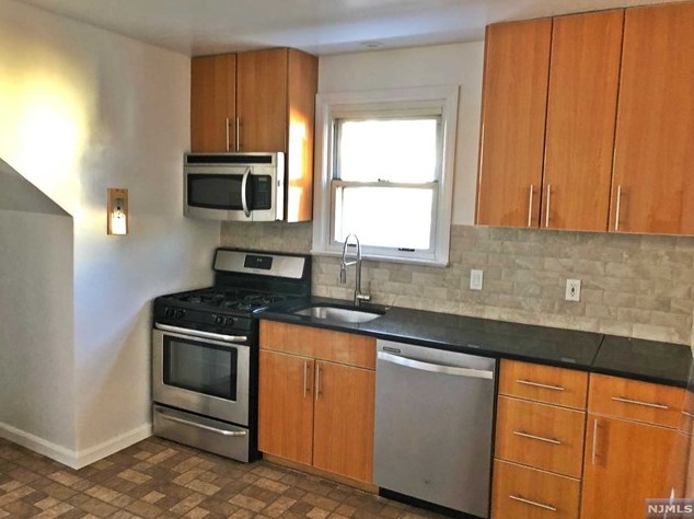 204 6th St, Palisades Park, NJ 07650