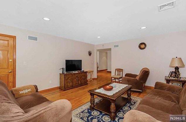 9 Cedar St #2, Outwater, NJ 07026