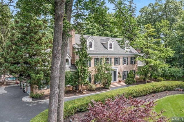 1 Spruce Hollow Rd, Upper Saddle River, NJ 07458