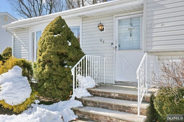 84 Franklin St, Dumont, NJ 07628-1302