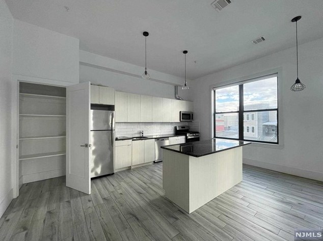 300 Hoyt St #313, Kearny, NJ 07032