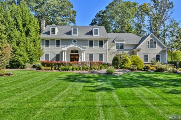 55 Pinehill Dr, Upper Saddle River, NJ 07458-1927