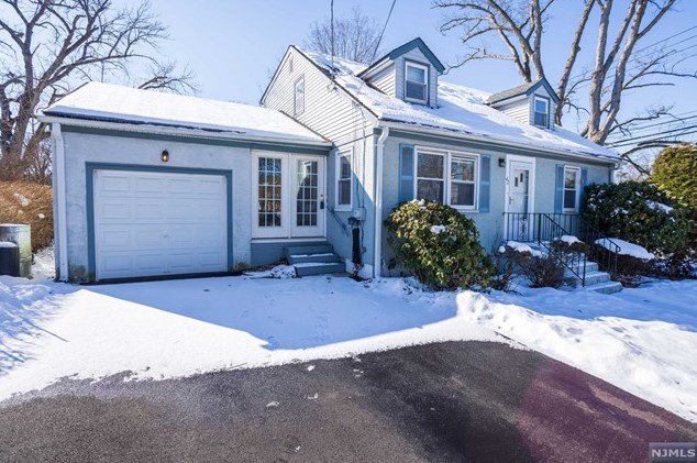 42 Wyckoff Ave, Waldwick, NJ 07463-1720