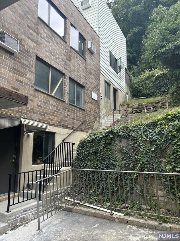 148 Undercliff Ave #12, Edgewater, NJ 07020