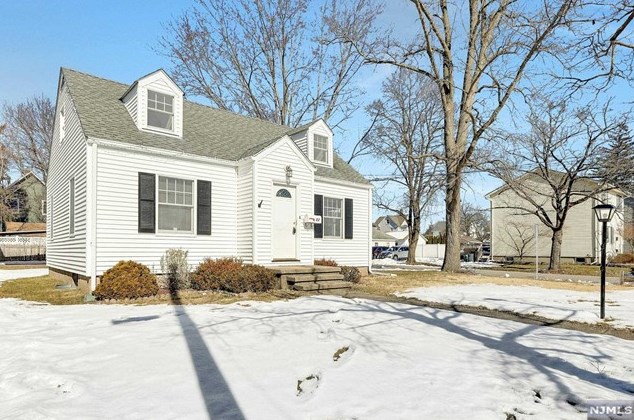 22 First St, Mahwah, NJ 07430