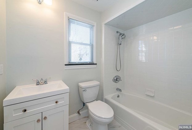 1 Oak Grove Rd, West Caldwell NJ  07006-6000 exterior