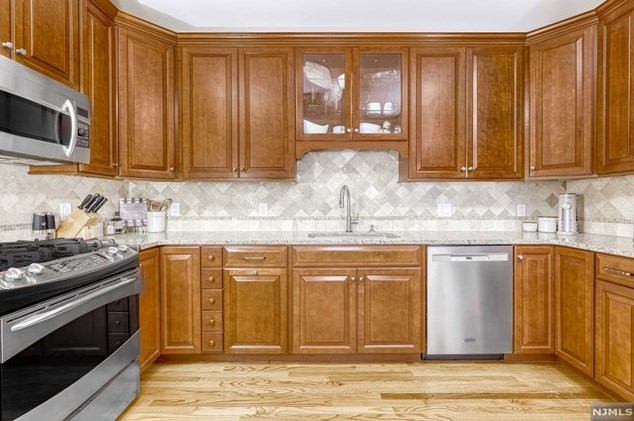 41 Prospect St, Waldwick NJ  07463-1606 exterior