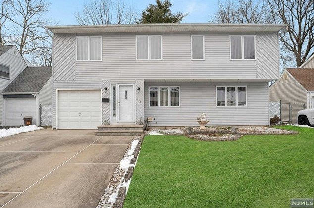 177 Washington Ave, Elmwood Park, NJ 07407-2308