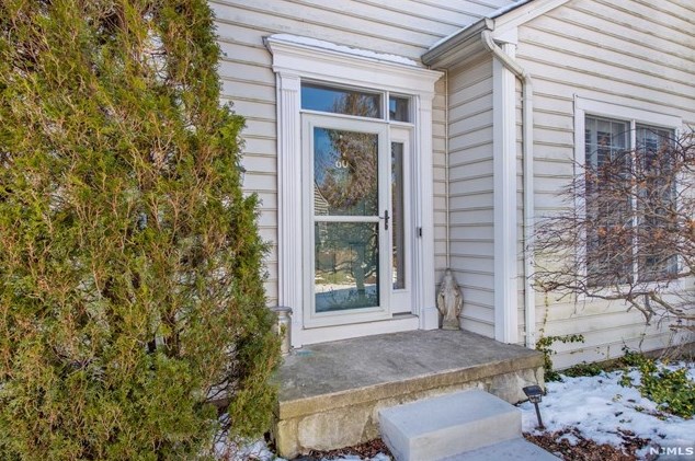 60 Mulberry Ct, Paramus, NJ 07652