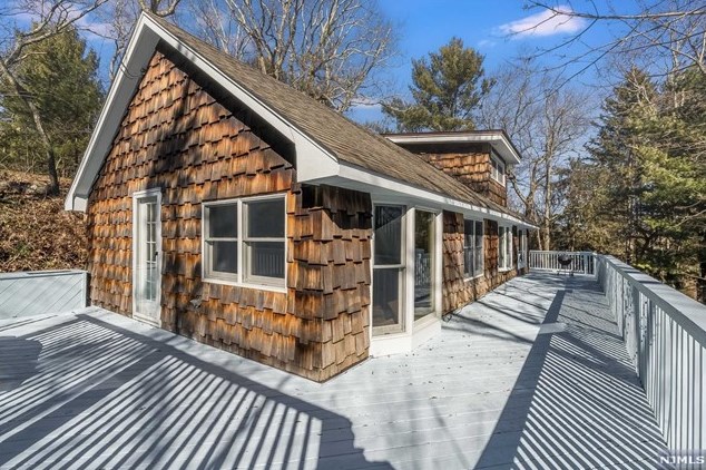28 Twin Oaks Trail, West Milford, NJ 07421