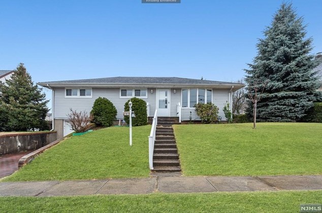 90 Fencsak Ave, Elmwood Park, NJ 07407