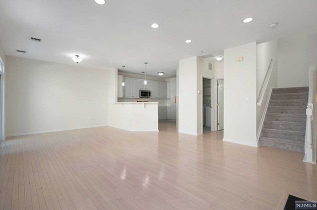 173 Winchester Ct, Clifton NJ  07013-2676 exterior