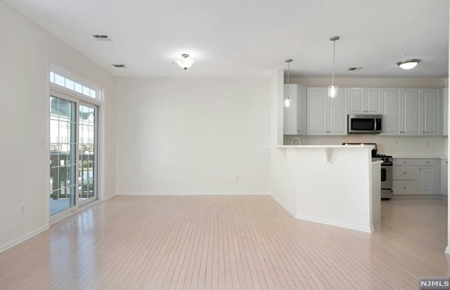 173 Winchester Ct, Clifton NJ  07013-2676 exterior