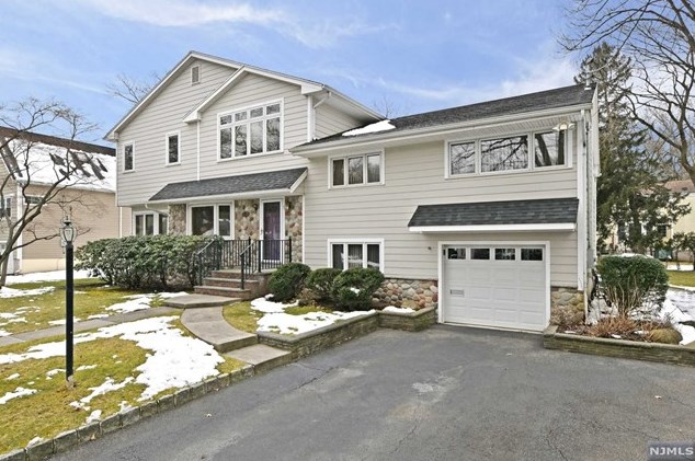 23 Spruce Pl, Ho Ho Kus, NJ 07423