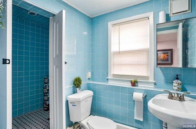 1 Brookside Ave, Elmwood Park NJ  07407-1950 exterior