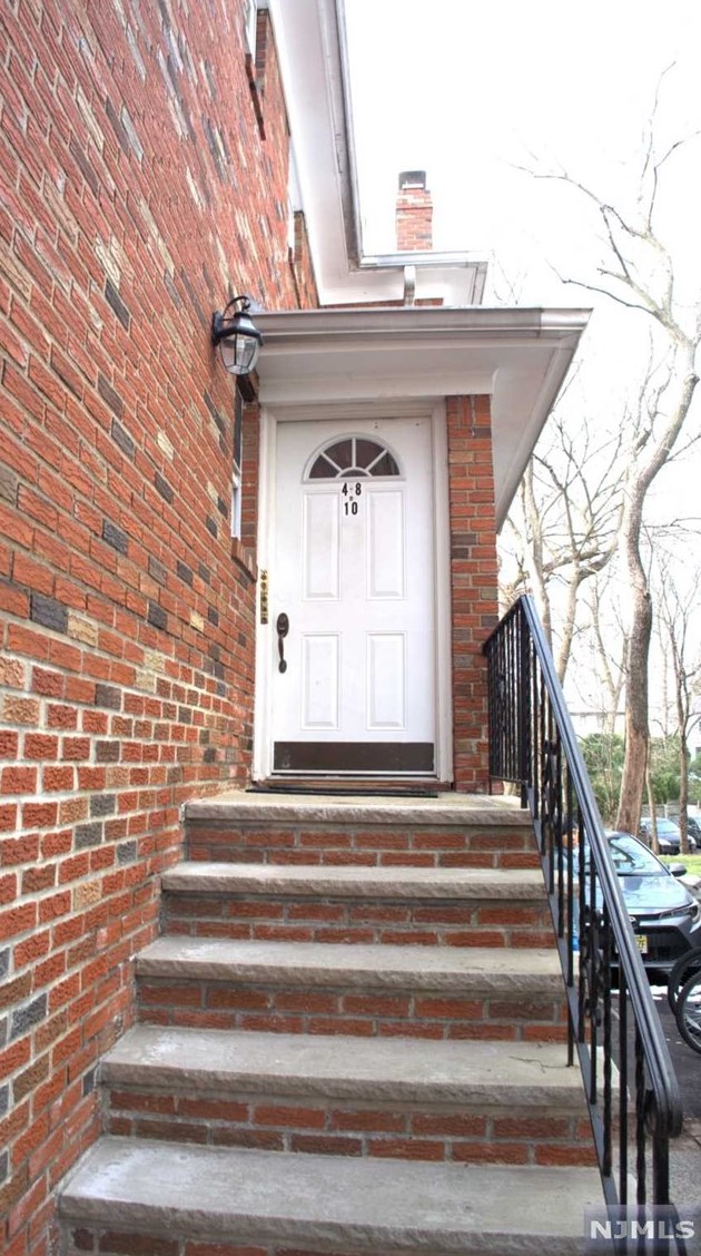 2443 3rd St #8, West Fort Lee, NJ 07024