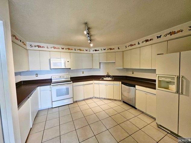 1105 Harmon Cove Tower, Secaucus NJ 07094-1713 exterior