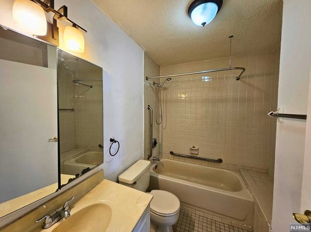 1105 Harmon Cove Tower, Secaucus NJ 07094-1713 exterior