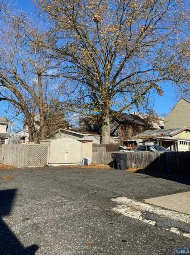 21 Bergen Ave, Bergenfield NJ 07621-2308 exterior