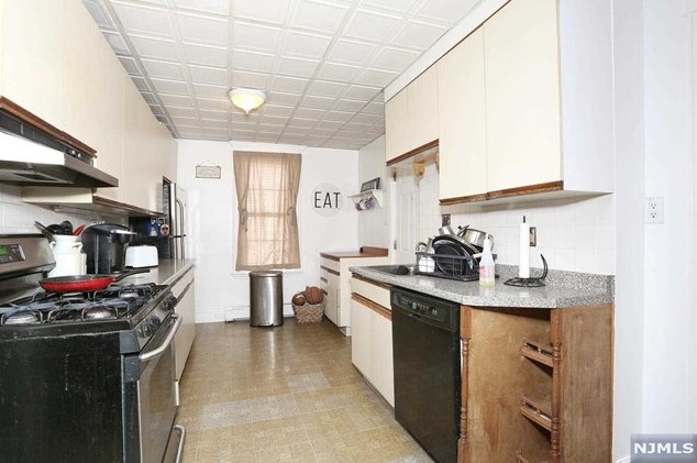 21 Bergen Ave, Bergenfield NJ 07621-2308 exterior