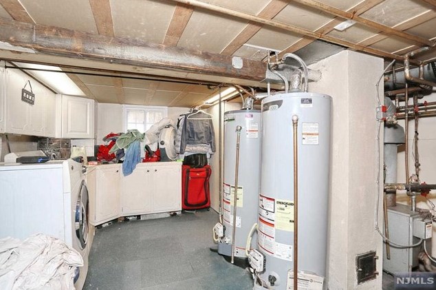 21 Bergen Ave, Bergenfield NJ 07621-2308 exterior