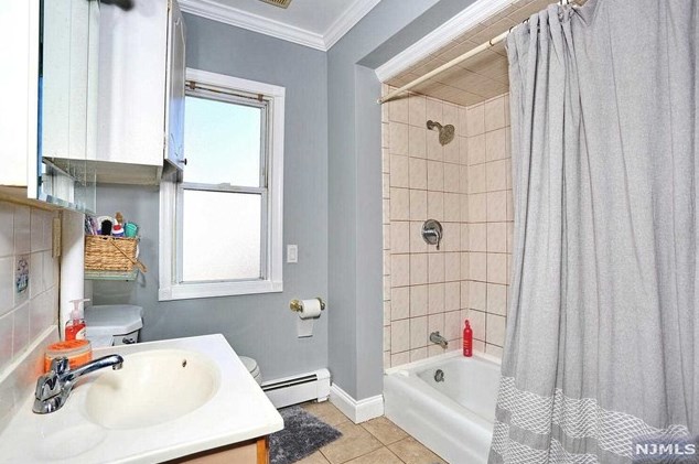 21 Bergen Ave, Bergenfield NJ 07621-2308 exterior