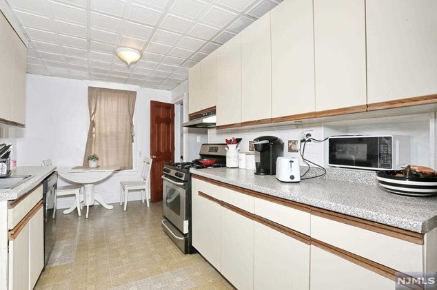 21 Bergen Ave, Bergenfield NJ 07621-2308 exterior