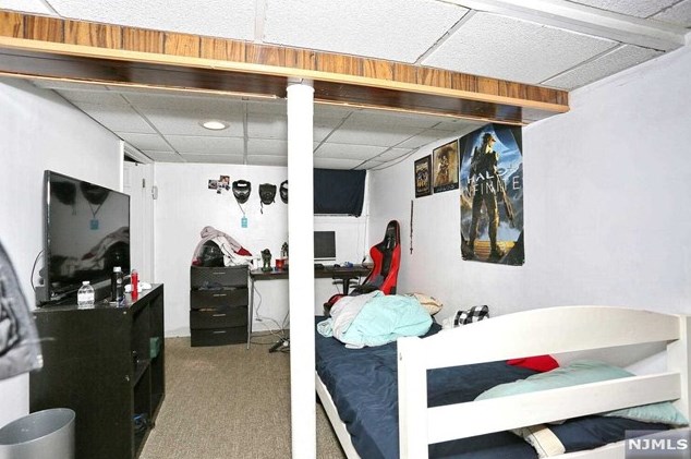 21 Bergen Ave, Bergenfield NJ 07621-2308 exterior