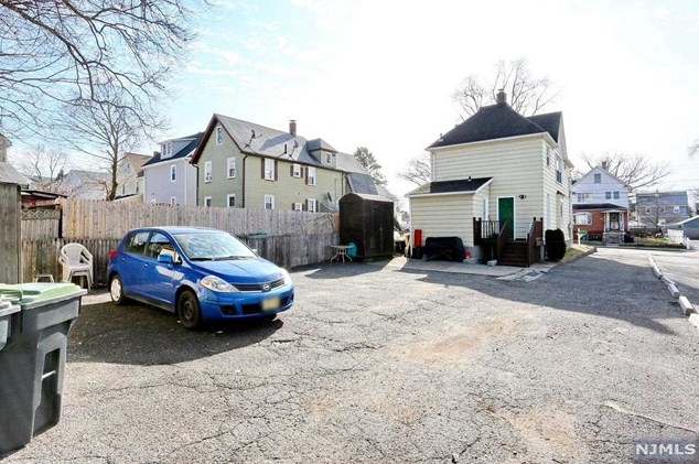 21 Bergen Ave, Bergenfield NJ 07621-2308 exterior