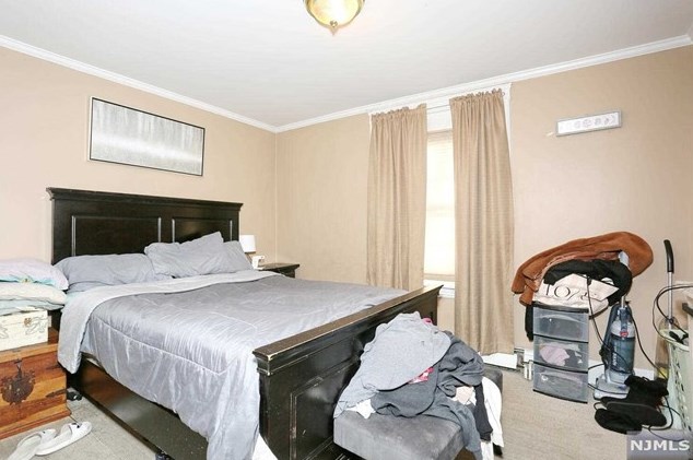 21 Bergen Ave, Bergenfield NJ 07621-2308 exterior