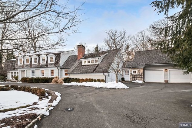 865 Apache Rd, Franklin Lakes, NJ 07417