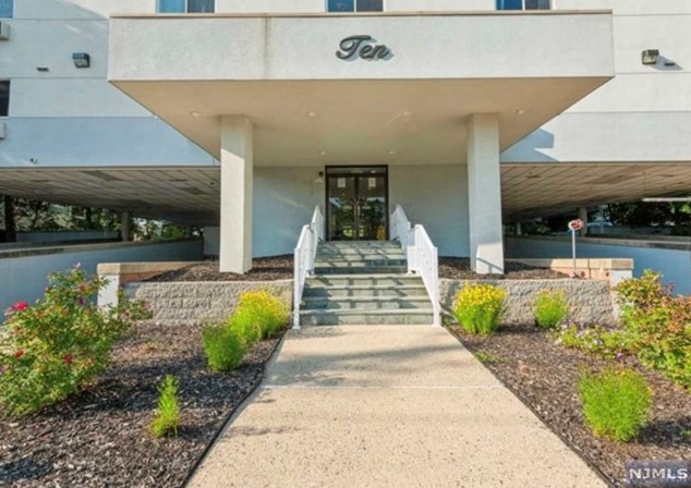 10 Orchard St, Hackensack, NJ 07601-4804