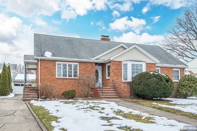 71 Spring St, Outwater, NJ 07026-2321