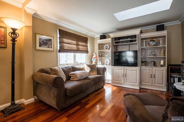 111 Elmwood Dr, Elmwood Park NJ  07407-1746 exterior