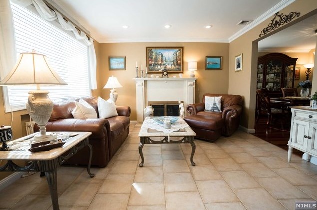 111 Elmwood Dr, Elmwood Park NJ  07407-1746 exterior