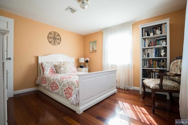 111 Elmwood Dr, Elmwood Park NJ  07407-1746 exterior