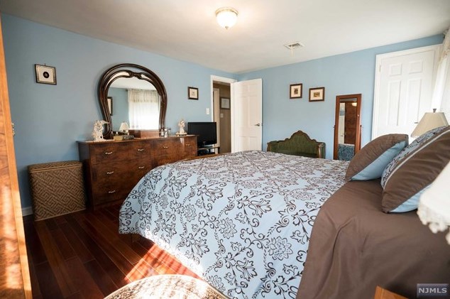 111 Elmwood Dr, Elmwood Park NJ  07407-1746 exterior