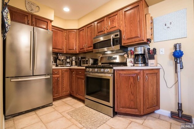 111 Elmwood Dr, Elmwood Park NJ  07407-1746 exterior