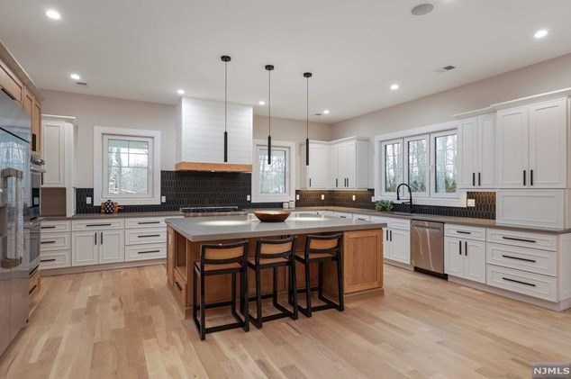 69 Grandview Ave, Upper Saddle River NJ 07458-2127 exterior