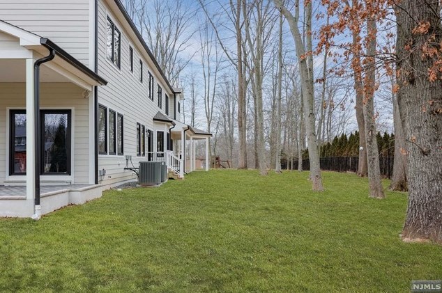 69 Grandview Ave, Upper Saddle River NJ 07458-2127 exterior