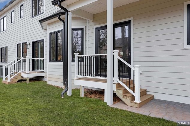 69 Grandview Ave, Upper Saddle River NJ 07458-2127 exterior