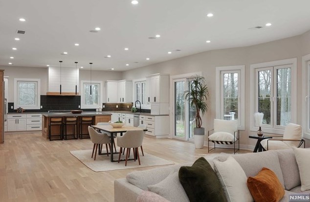 69 Grandview Ave, Upper Saddle River NJ 07458-2127 exterior