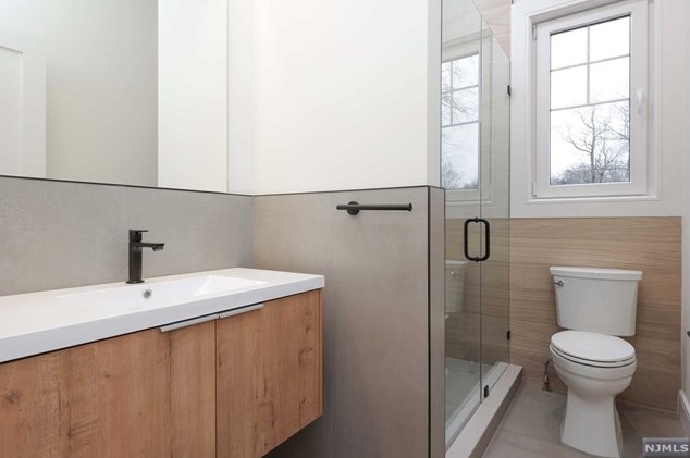 69 Grandview Ave, Upper Saddle River NJ 07458-2127 exterior