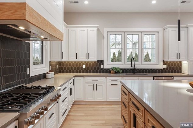 69 Grandview Ave, Upper Saddle River NJ 07458-2127 exterior