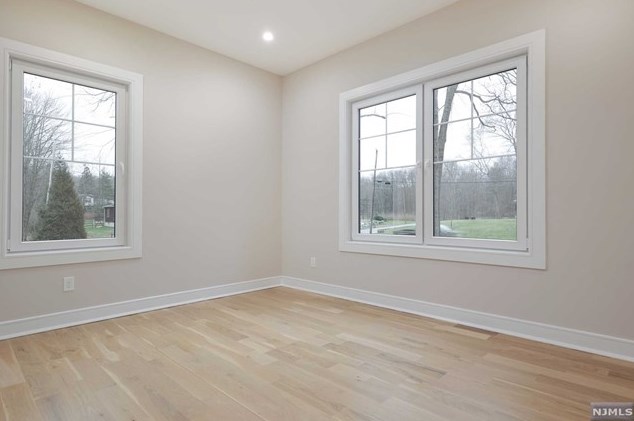 69 Grandview Ave, Upper Saddle River NJ 07458-2127 exterior