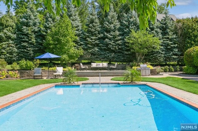 49 Buckingham Rd, Tenafly NJ 07670-3101 exterior