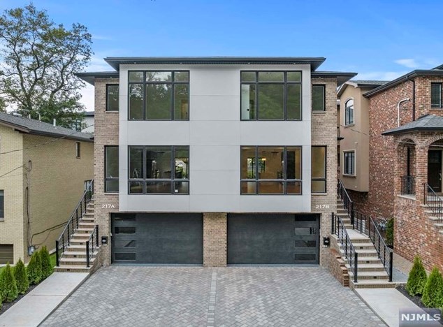 217 5th St #a, Palisades Park, NJ 07650